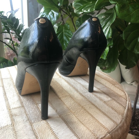 Like new condition. Classic black textured patent leather finish. - Picture 6 of 6